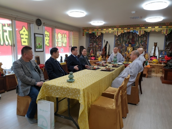 한중 불교 교류 협력 방안을 논의 중인 권기식 한중도시우호협회장 (사진 왼쪽에서 세번째)와 류잉푸 중국국제발전원조위 원회 비서장(네번째), 법안 국제불교안심회 회주스님(가운데)