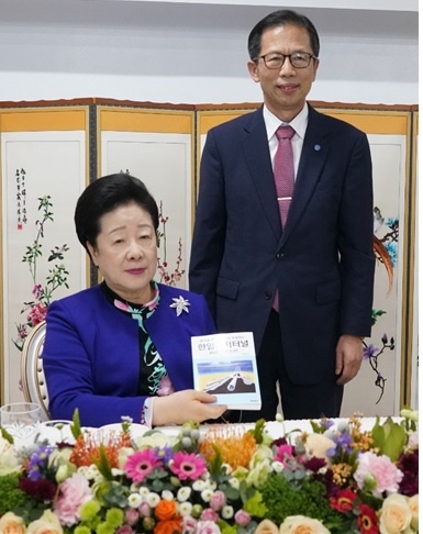 한학자 총재님께 한일해저터널 책 봉헌 (2019년 11월10일.창원)