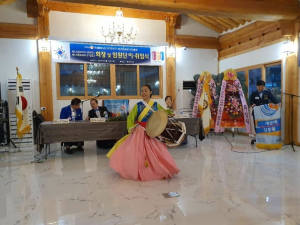 지난 25일 대구문화로타리클럽 회장단 이취임식에서 회원 한국무용가 이세라씨가 설장고 공연을 하고 있다.