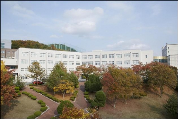 안동대학교 사범대학 교정(안동대는 국립 안동사범학교가 국립종합대학인 안동대학교로 설립됐다.